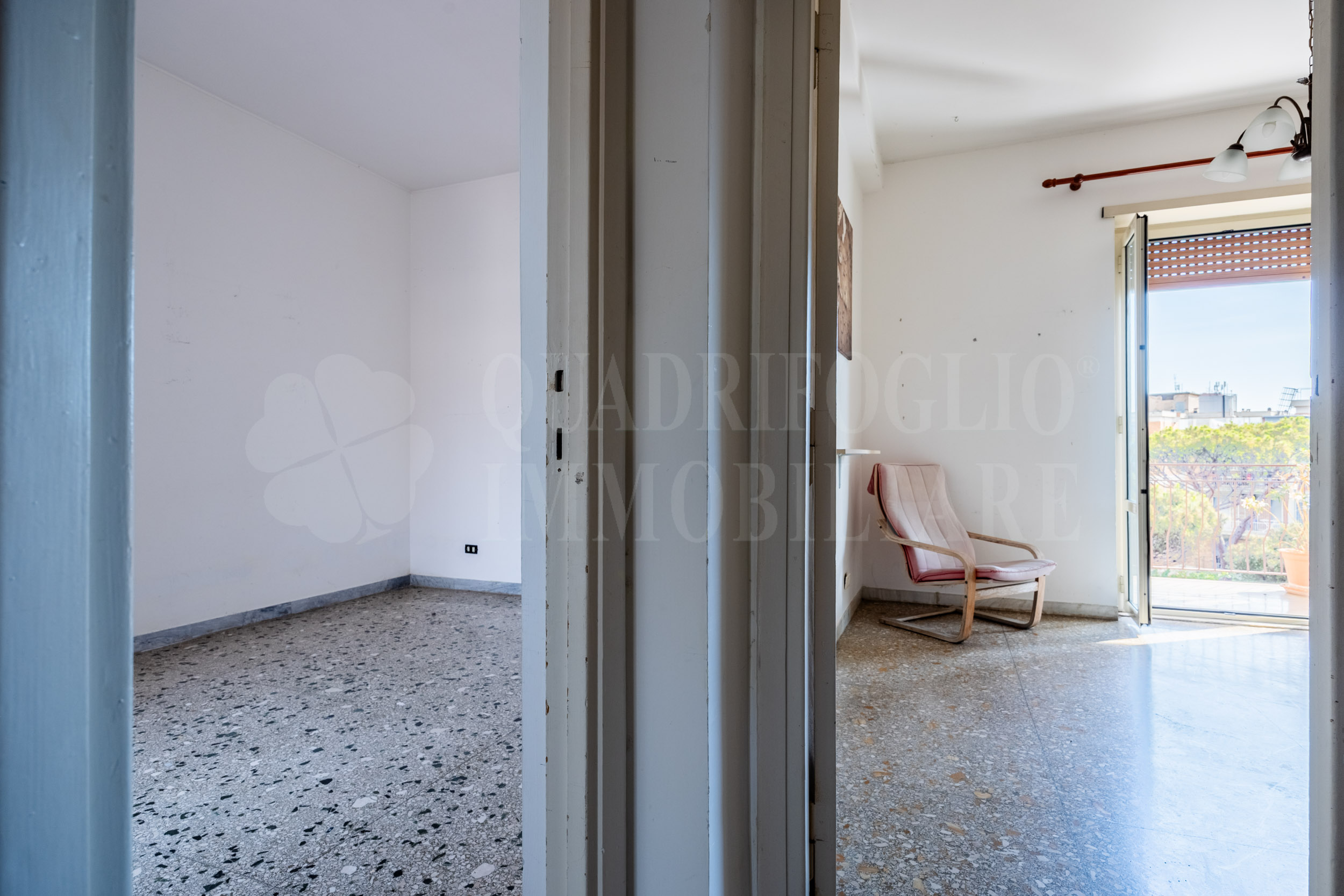 01 – Soggiorno e terrazzo (copertina) Ostia, Levante Pineta- Via Ferdinando Acton