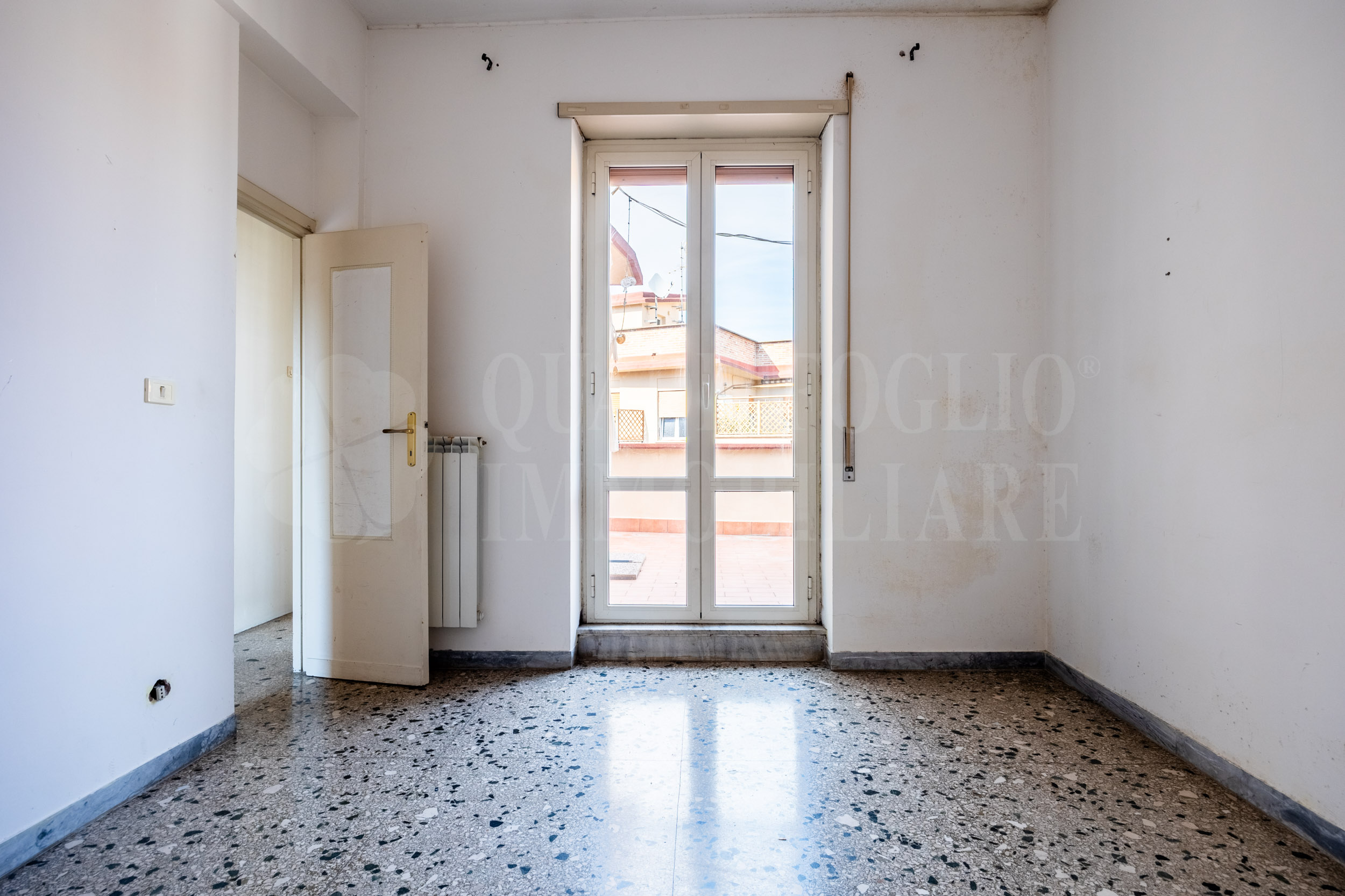 07 – Camera con accesso al terrazzo Ostia, Levante Pineta- Via Ferdinando Acton