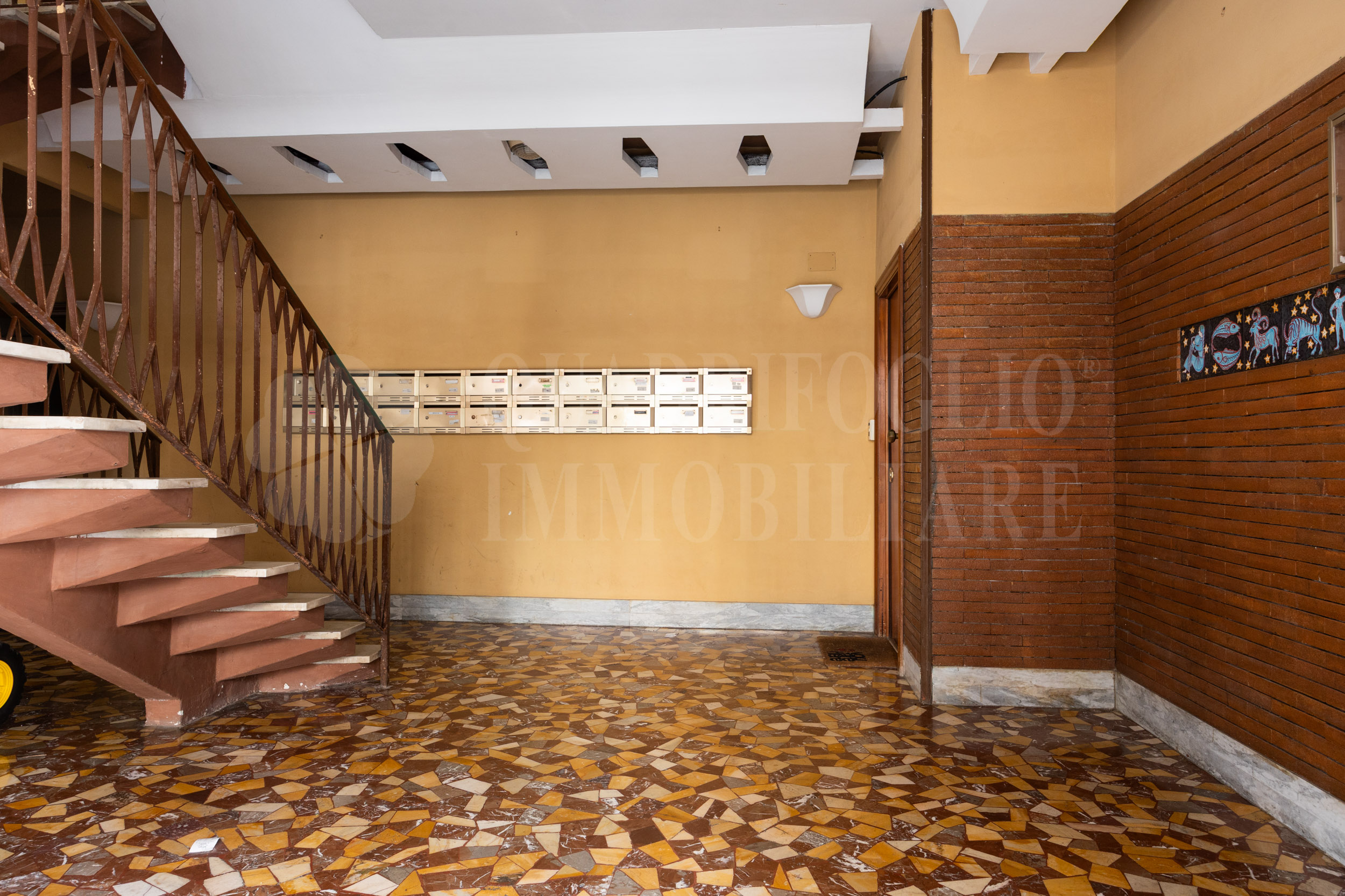20 – Androne condominiale Ostia, Levante Pineta- Via Ferdinando Acton